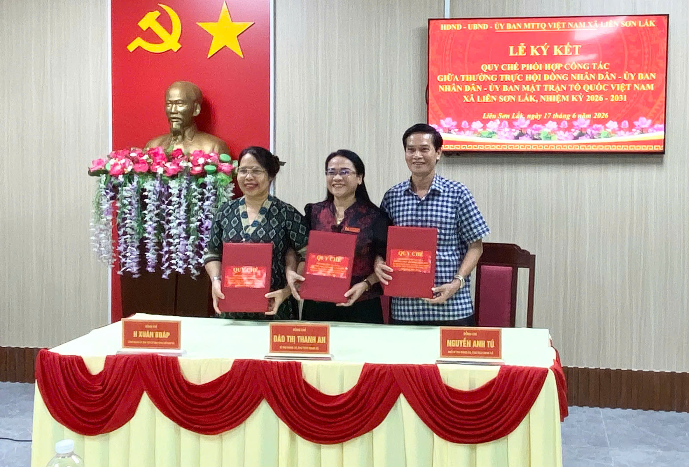 Lễ ký kết Quy chế phối hợp công tác giữa Thường trực HĐND, UBND và Ủy ban MTTQ Việt Nam xã Liên Sơn Lắk nhiệm kỳ 2026 – 2031