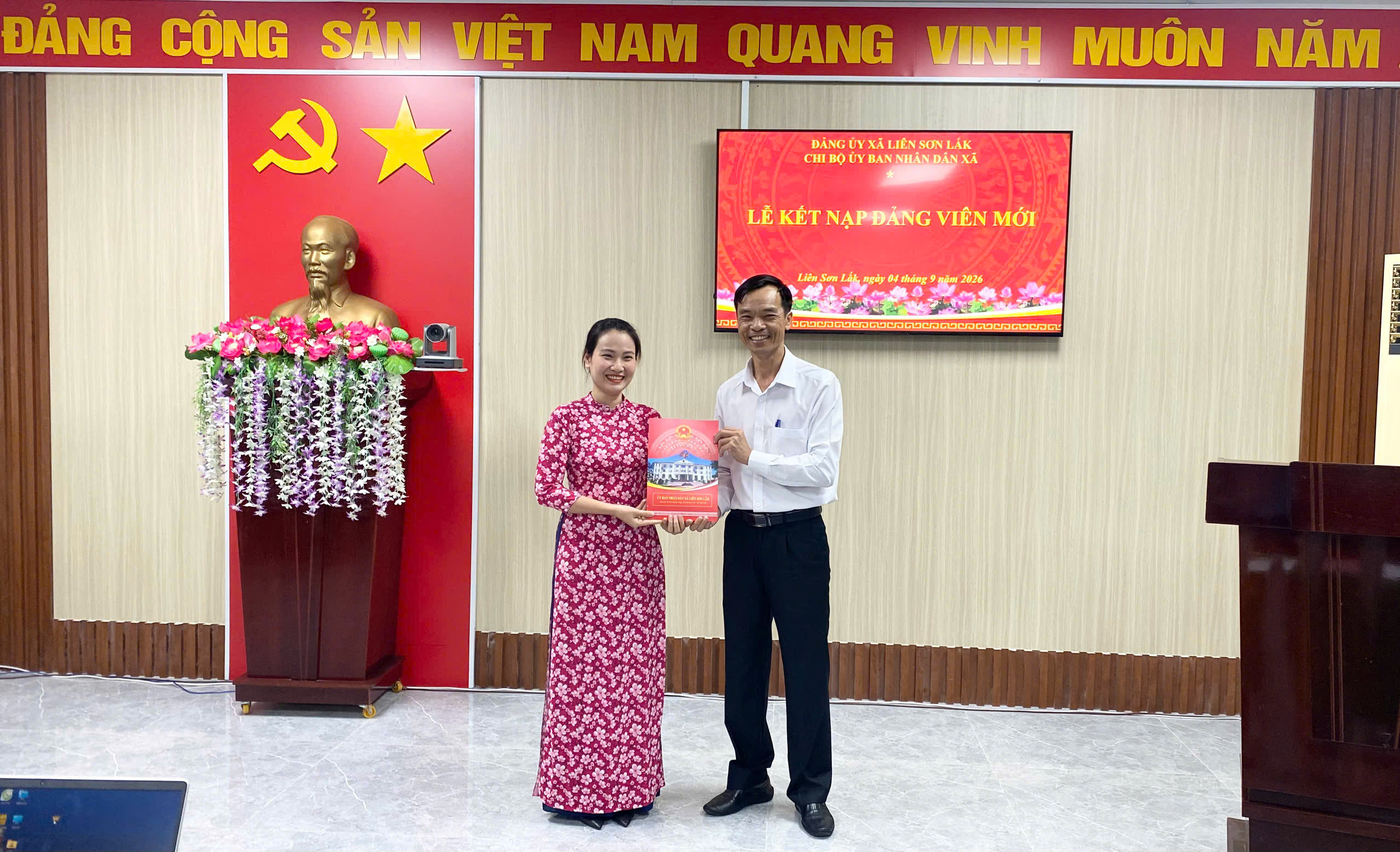 LỄ KẾT NẠP ĐẢNG VIÊN MỚI CỦA CHI BỘ UBND XÃ LIÊN SƠN LẮK
