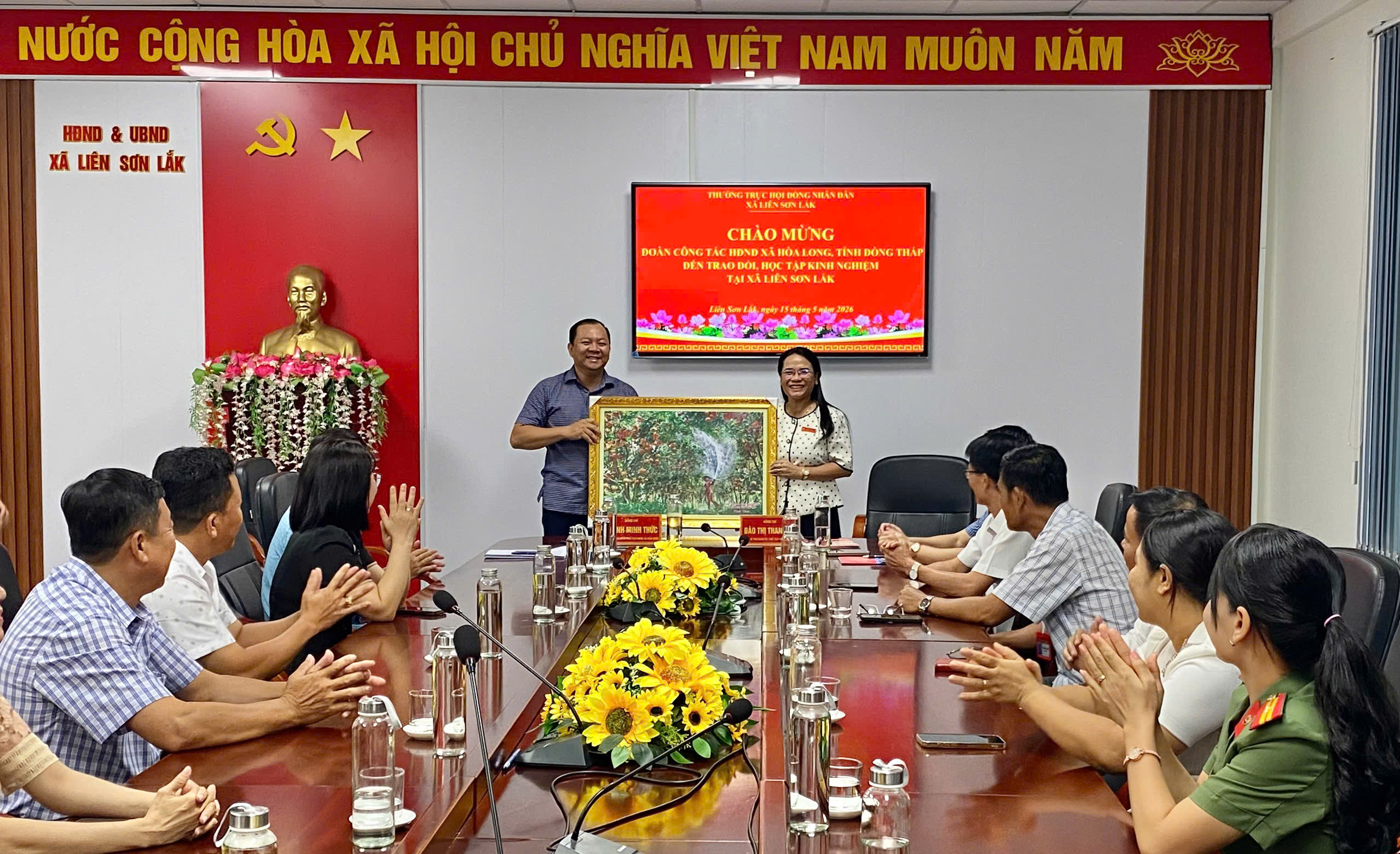 Đoàn công tác xã Hòa Long, tỉnh Đồng Tháp đến thăm, trao đổi và học tập kinh nghiệm tại xã Liên Sơn Lắk