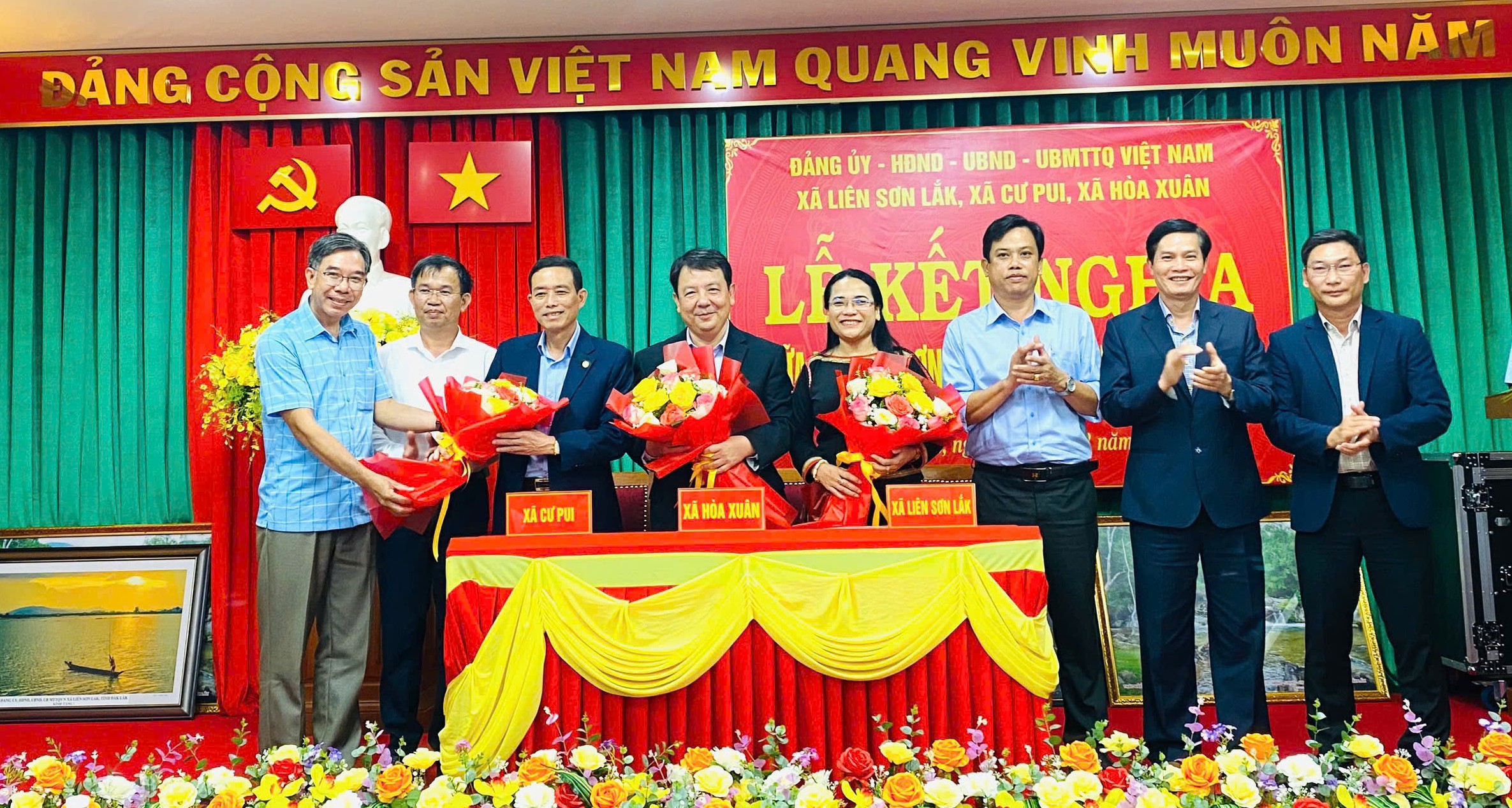 Lễ kết nghĩa xã Liên Sơn Lắk, xã Cư Pui và xã Hòa Xuân