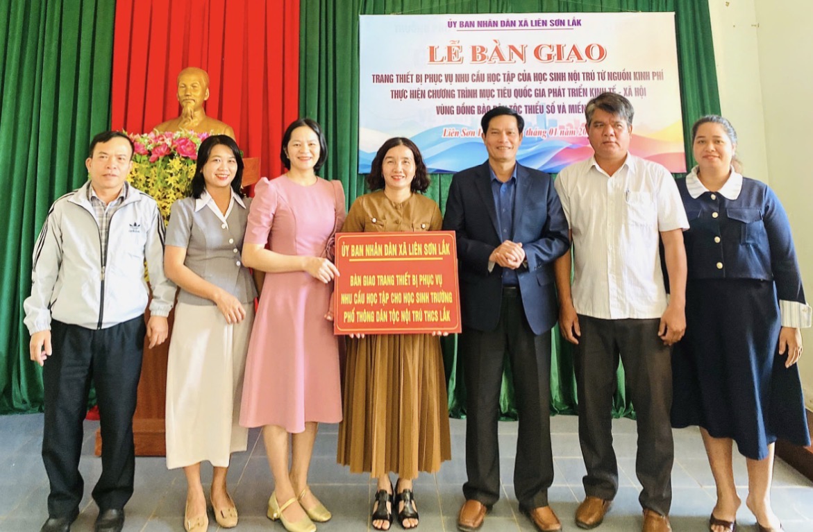 Lễ bàn giao trang thiết bị phục vụ nhu cầu học tập của học sinh nội trú từ nguồn kinh phí thực hiện Chương trình mục tiêu quốc gia phát triển kinh tế xã hội vùng đồng bào dân tộc thiểu số và miền núi