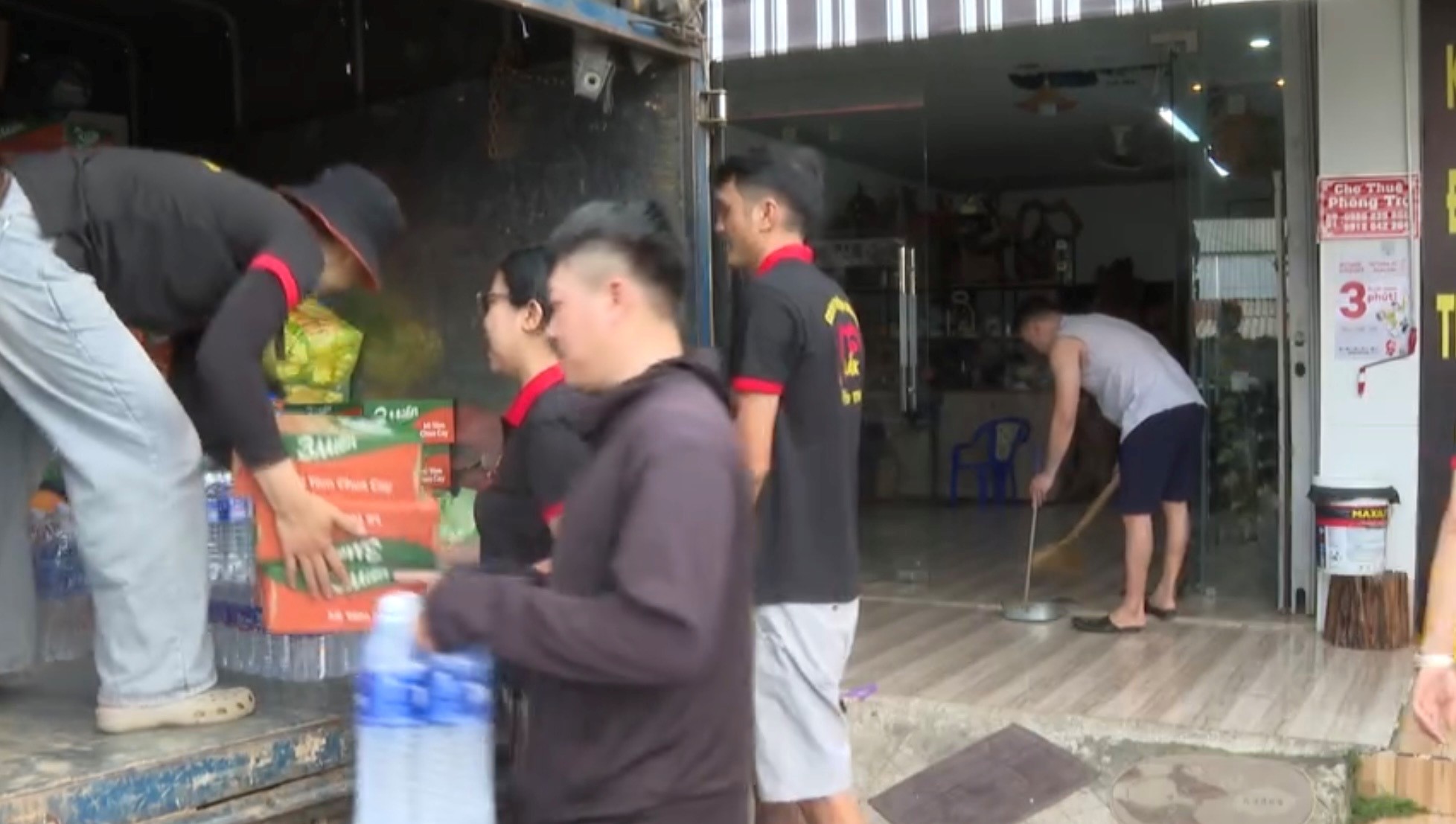 Bà con nhân dân xã Liên Sơn Lắk hướng về Thái Nguyên thân yêu