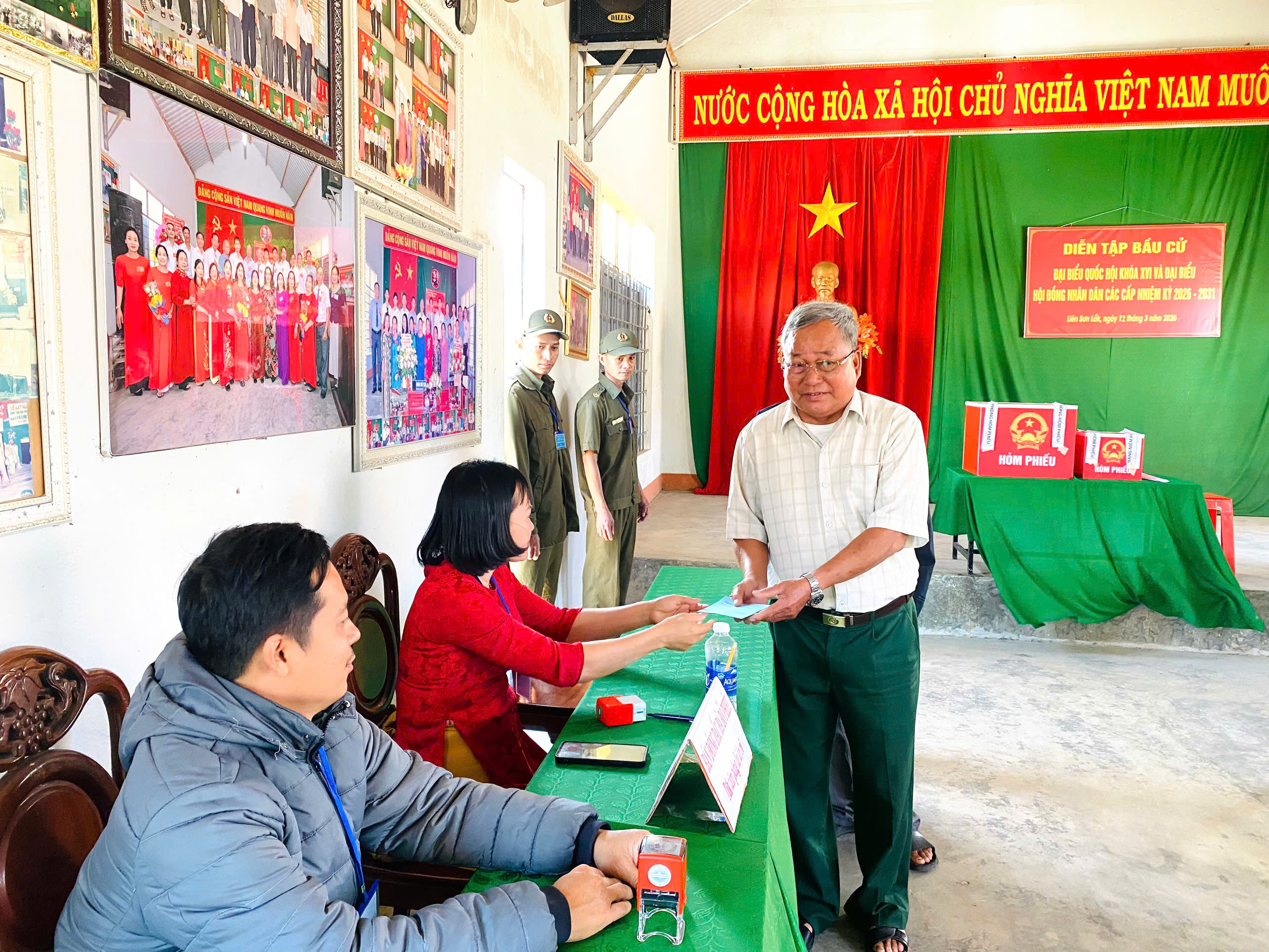 Diễn tập bầu cử Đại biểu Quốc hội khóa XVI và đại biểu HĐND các cấp nhiệm kỳ 2026 – 2031 tại khu vực bỏ phiếu số 06, xã Liên Sơn Lắk