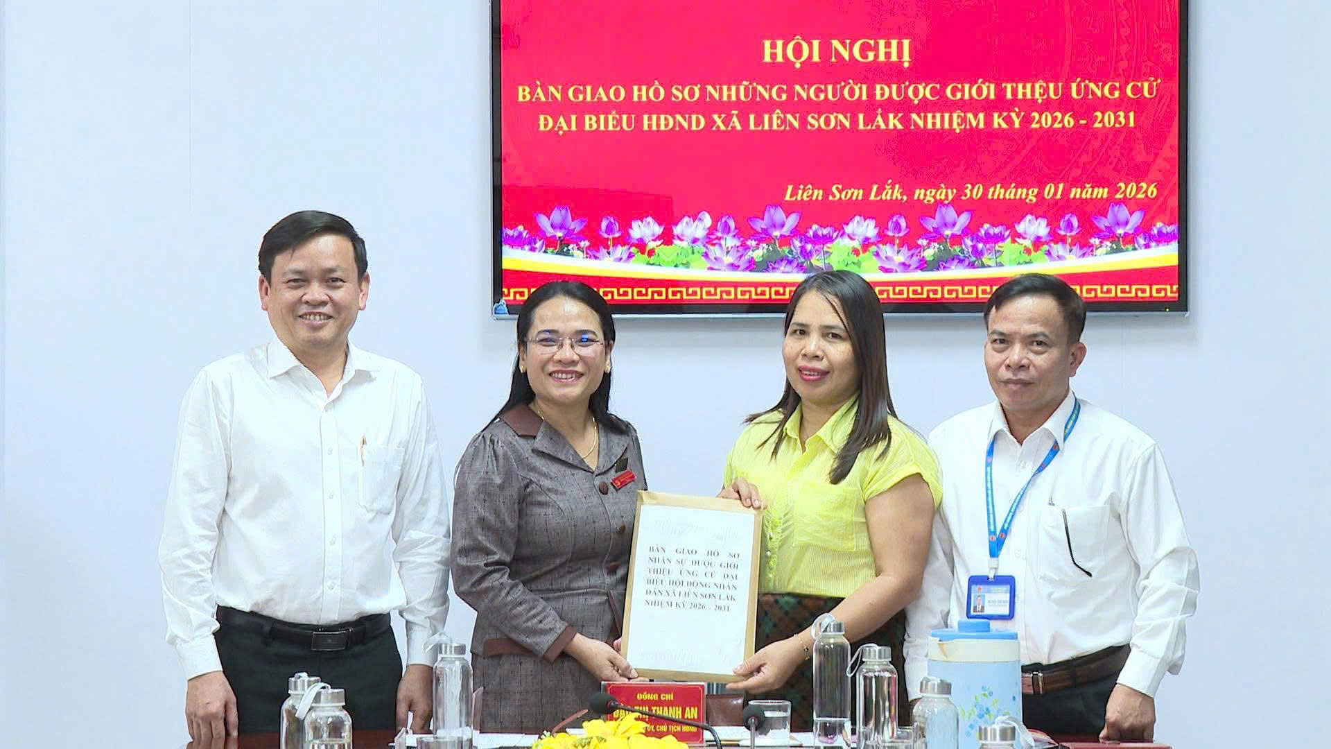 UBBC XÃ LIÊN SƠN LẮK BÀN GIAO HỒ SƠ NHỮNG NGƯỜI ĐƯỢC GIỚI THIỆU ỨNG CỬ ĐẠI BIỂU HĐND XÃ NHIỆM KỲ 2026 – 2031