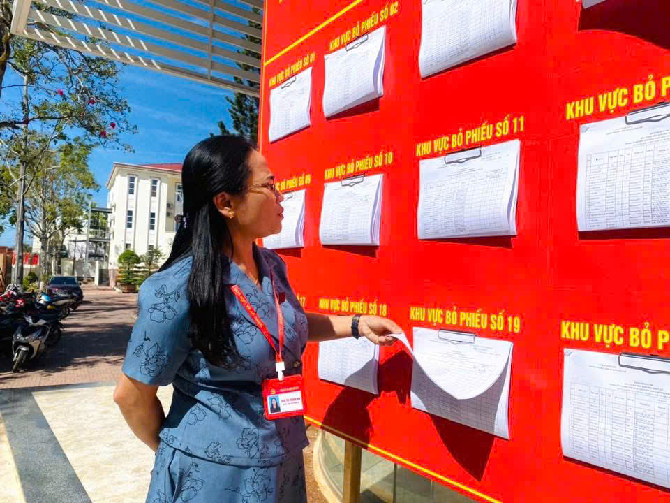 Xã Liên Sơn Lắk hoàn tất niêm yết danh sách cử tri tại các khu vực bỏ phiếu