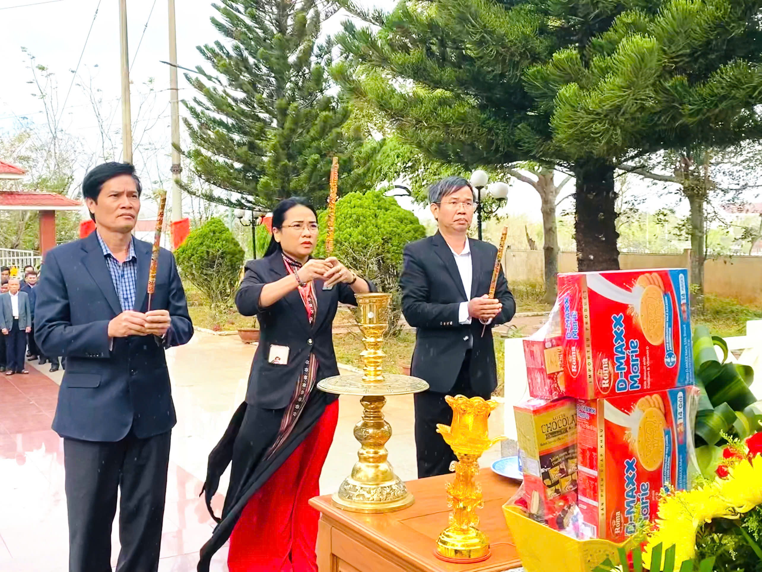 Xã Liên Sơn Lắk: Viếng Nghĩa trang Liệt sĩ nhân Kỷ niệm 96 năm thành lập Đảng Cộng sản Việt Nam 03/02/1930 - 03/02/2026